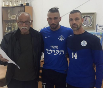 שריקי במעמד החתימה