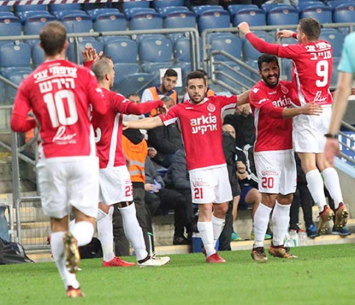 חוגגים את העלייה לפסגה. שחקני הפועל ת