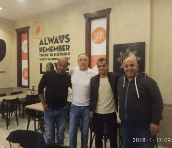 אבו ענזה במעמד החתימה