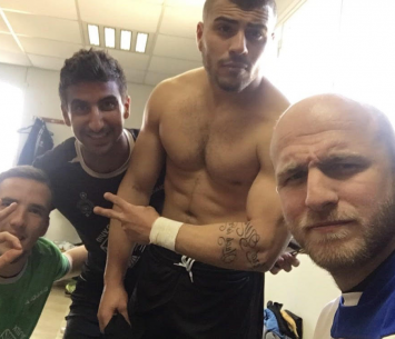 שחקני הבקעה חוגגים בחדר ההלבשה