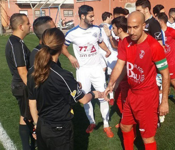 שחקני שתי הקבוצות בפתיחת המשחק (שלומי והבה)