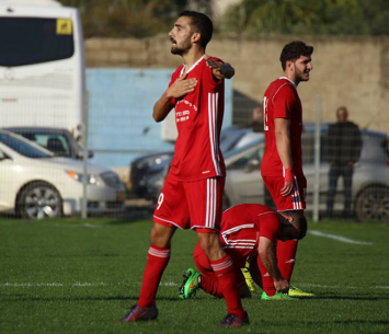 נהנה מכדורגל. אדרי (נזיה סולטאן)