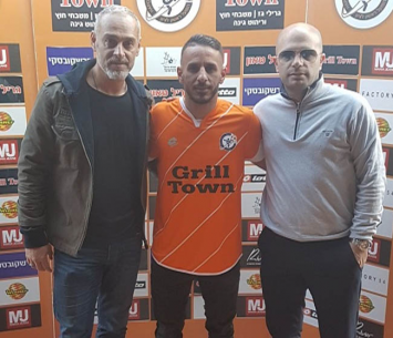 אלקסלסי במעמד החתימה