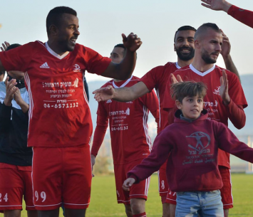 שחקני איכסל חוגגים מקום ראשון (אבי רביבו)