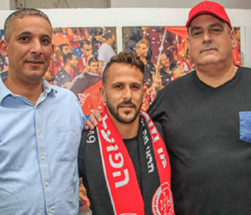 עוזב בטונים צורמים. בוזגלו במעמד החתימה