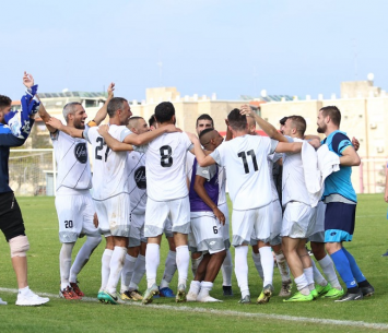 שחקני טבריה חוגגים על 