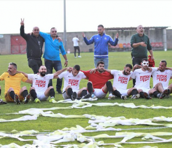 חוגגים העפלה למקום הראשון. שחקני דבוריה (דף הפייסבוק של הפועל דבוריה)