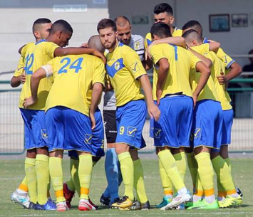 שחקני יבנה נגד המאמן (לירן דורף)