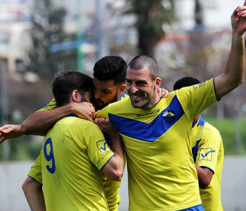 שחקני יבנה חוגגים מול מחנה (לירן דורף)