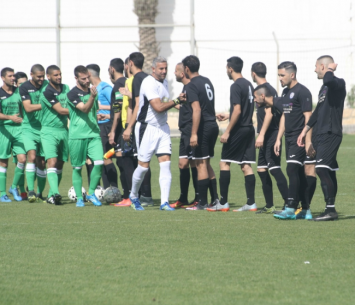 שחקני הקבוצות בפתיחת המשחק (מיכה פישנזון)