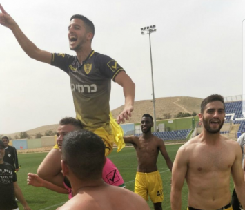 שחקני קריית גת חוגגים