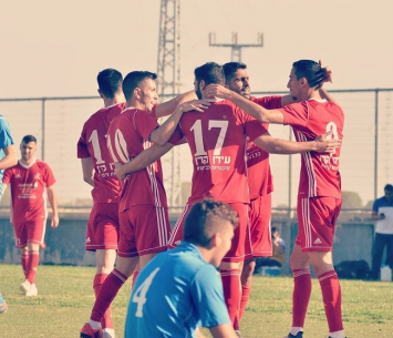 חגגו עם עשירייה. שחקני הרצליה בדלייה (אבי רביבו)