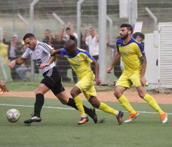 שחקני אשדוד מנסים לעצור את אייל דיין (מוטי קדוש)