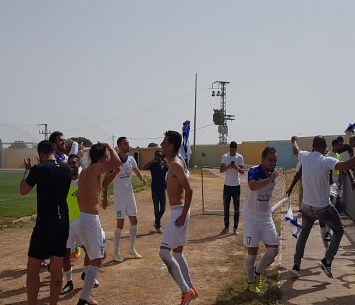 שחקני שעריים חוגגים את ההישארות