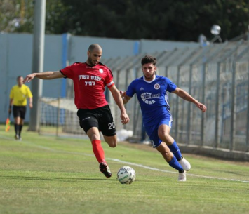 בר אלסברי (באדום). אחד השחקנים המשמעותיים בהרצליה (נזיה סולטאן)