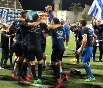 שחקני מגדל העמק חוגגים בסיום