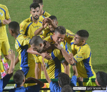 שחקני יבנה חוגגים אתמול (חסדאי כהן)