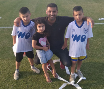 קרגולה יחד עם ילדיו בסיום המשחק (שלומי והבה)