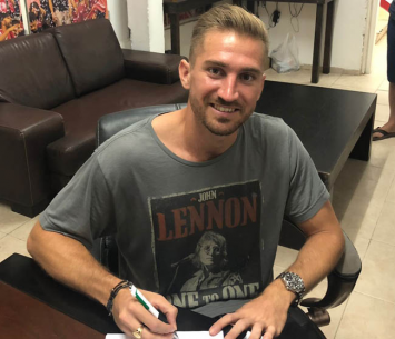 גל ספיר במעמד החתימה