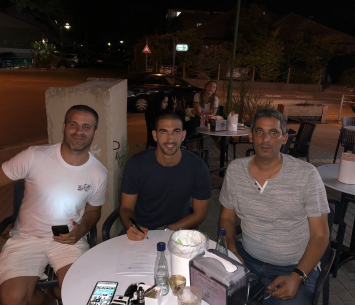 עוזרי במעמד החתימה