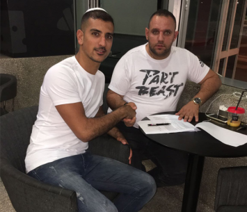 השוער במעמד החתימה