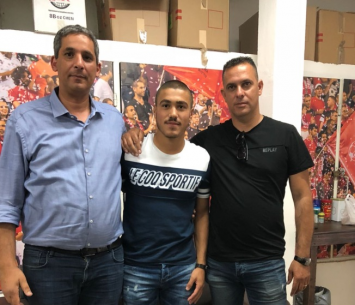 עלי במעמד החתימה