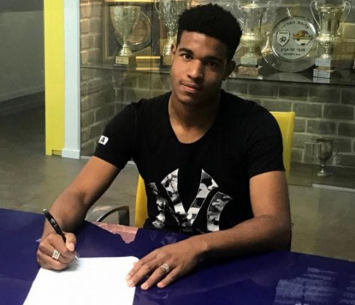 צ'ילאקה במעמד החתימה (האתר רשמי)