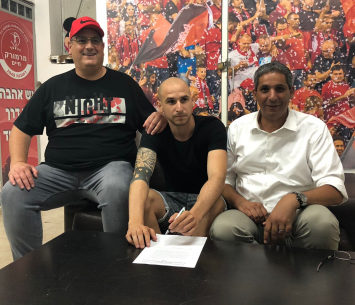 בורחל במעמד החתימה