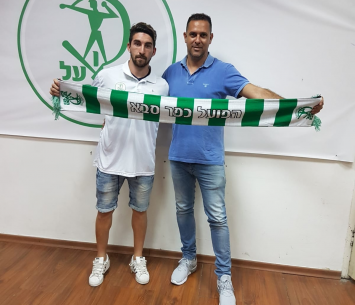 קווין ריינשטיין בעמד החתימה