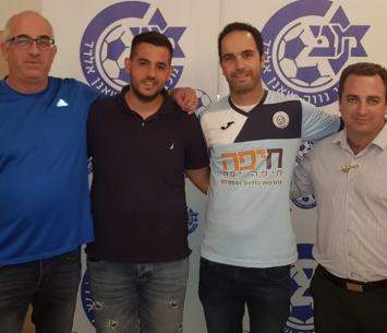 ביטון במעמד החתימה