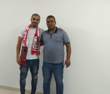 אבו זייד במעמד חתימה יחד עם היו