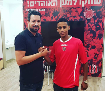 וודג'ה יחד עם קידן במעמד החתימה