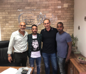 אלקסלסי במעמד החתימה