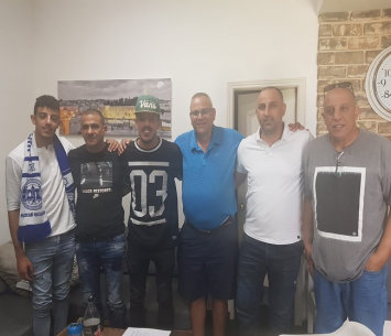 לא עוזבים את הבית. האחים מדהלה עם ראשי הקבוצה