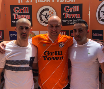 ברוכיאן במעמד החתימה