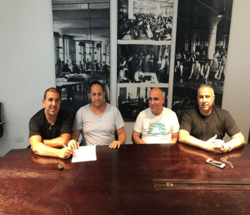 שלומי שלמה במעמד החתימה(ירמיהו חולון)