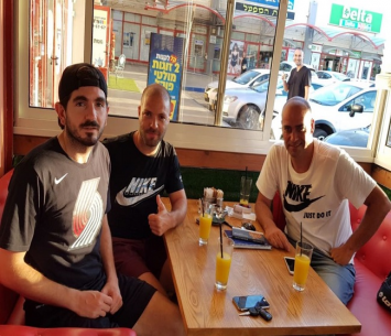 דנן ואטיאס עם רגב במעמד החתימה