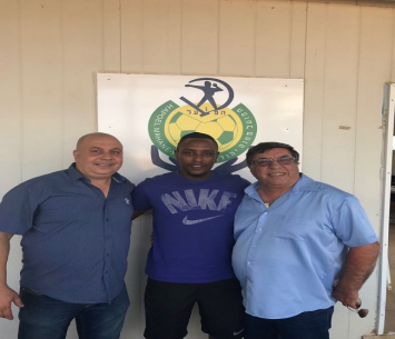 פרדה במעמד החתימה