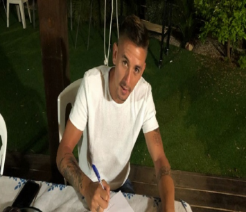 אדריאן רוצט במעמד החתימה(הפועל עפולה)