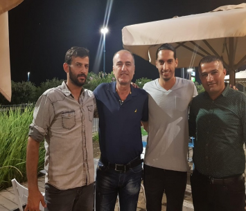 בדש במעמד החתימה