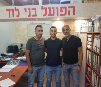 גומברג במעמד החתימה