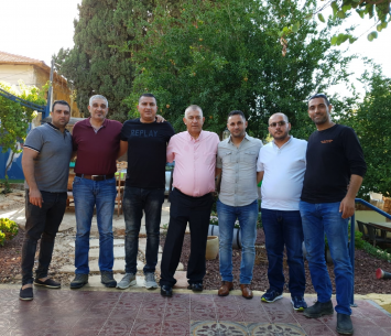 מאמנה החדש של כפר כנא במעמד החתימה