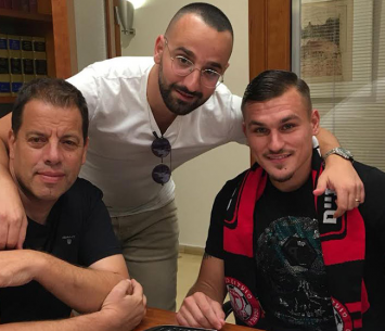 טל בומשטיין במעמד החתימה