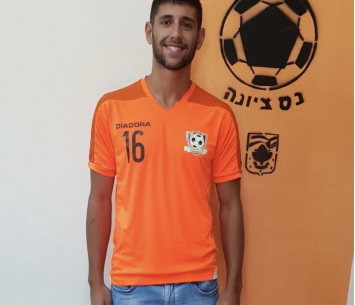 שרון במעמד החתימה