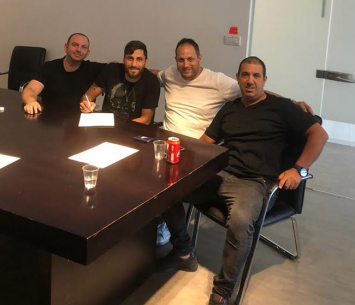 עובדיה במעמד החתימה