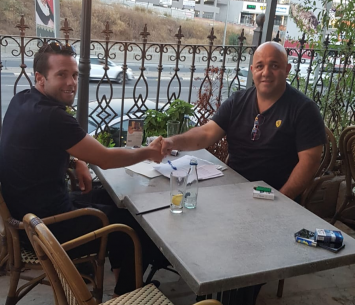 החתמת ענק. מסיקה