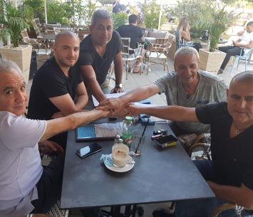 מכלוף במעמד החתימה