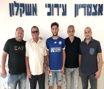 צרויה במעמד החתימה(הפועל אשקלון)