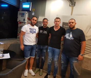 קרסיק במעמד החתימה