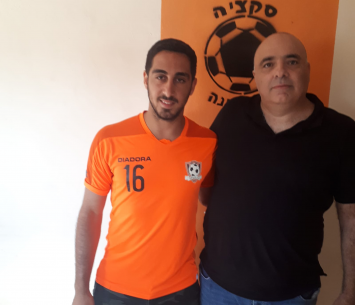 אביב עם סוכנו במעמד החתימה